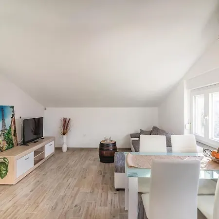 Apartment 1 Bedroom Lovely In