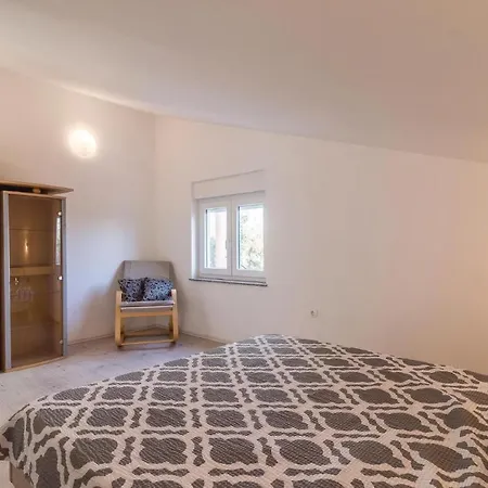 1 Bedroom Awesome In Apartment *