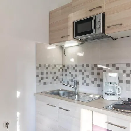 Apartment 1 Bedroom Lovely In Pula