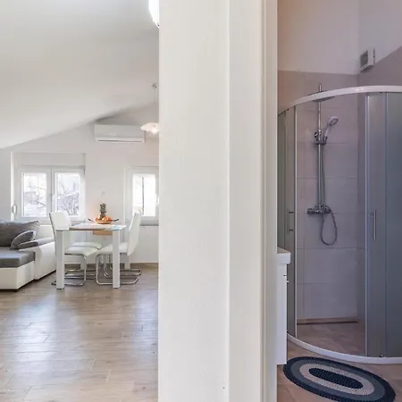 1 Bedroom Lovely In Apartment