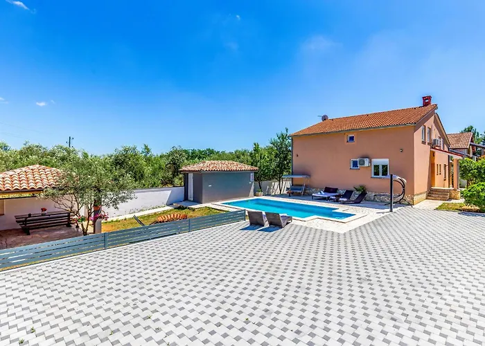 1 Bedroom Awesome In Pula