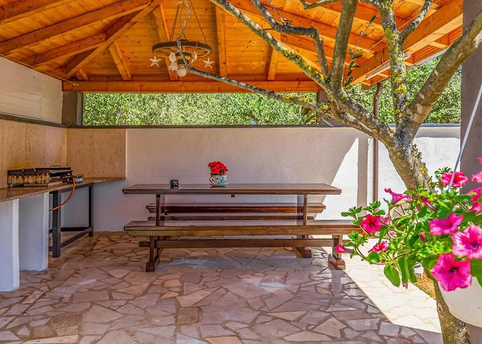 1 Bedroom Awesome In Pula