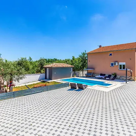 1 Bedroom Lovely In פולה