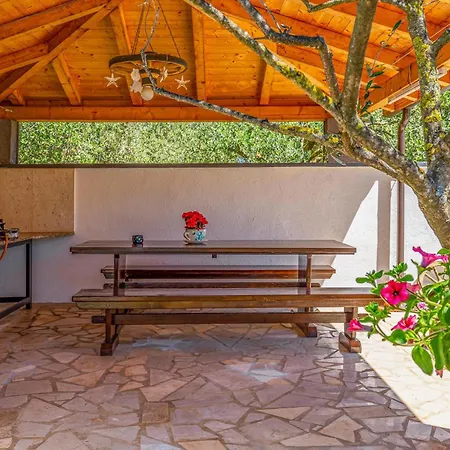 1 Bedroom Lovely In פולה